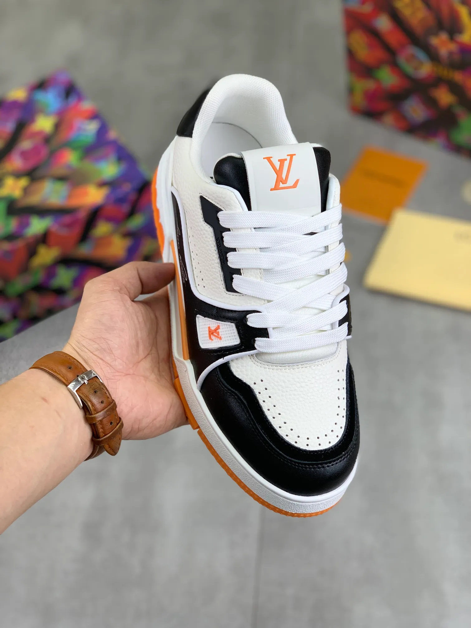 Men's shoes 💰P580 New style 💰💎💎Latest color High version 2025Louis*Vuitto* LV Traine Catwalk TRAINER outsole and fabric private model A shoe that definitely costs a lot of money and effort. This series was designed after the arrival of Vifgil. It is favored by many fans every season. Original TPU outsole Original packaging Men's size: 38-45 (46 can be customized) Color: 3️⃣ colors available (available from stock, super fast delivery)